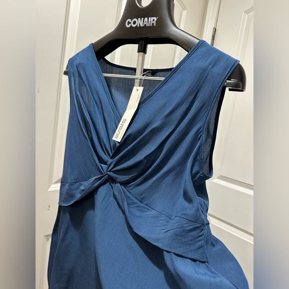 BloomChic Plus Size Supersoft Essentials Plain V Neck Twist Front Tank Top - Picture 2 of 6